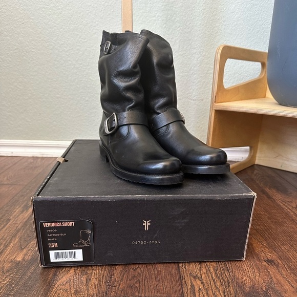 Frye | The Veronica Short Boot - Picture 4 of 10